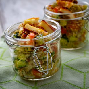 Zeleninový salát s quinoou, pečeným halloumi sýrem a mátou